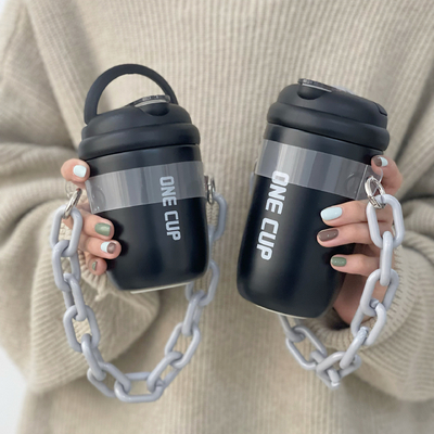 Custom Logo Straw Cup Geïsoleerde Esthetische Hand-Held Chain Waterbeker voor medewerkers cadeautjes