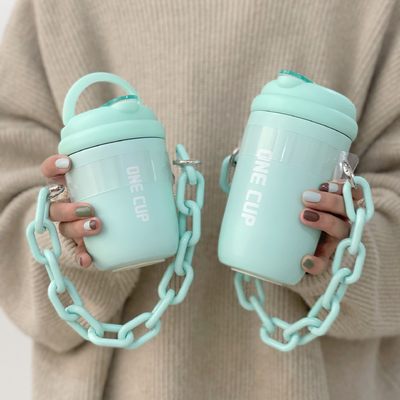 Custom Logo Straw Cup Geïsoleerde Esthetische Hand-Held Chain Waterbeker voor medewerkers cadeautjes