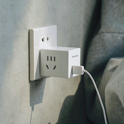 Kleine draadloze stopcontact met 2 gaten en 2 USB-poorten