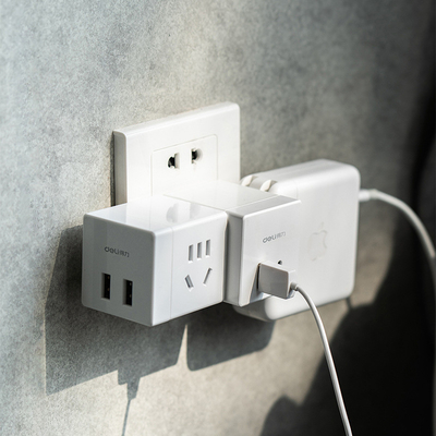 Kleine draadloze stopcontact met 2 gaten en 2 USB-poorten