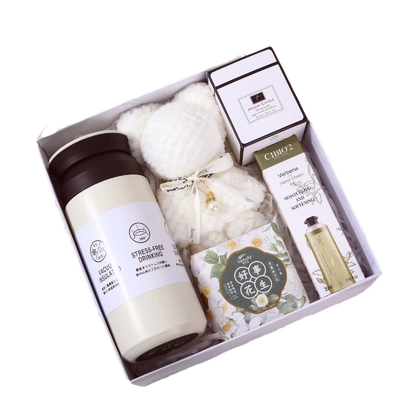 Kleurenprinten Geïsoleerde beker voor zakelijk cadeautje Officeproducten Handwarming