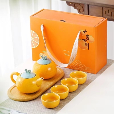 Alumni Relations Theeset Dajidali Hartwens Oranje Geschenkdoos met Vier Kopjes en Theepot