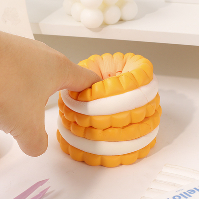 Creatieve stressverlichting zachte koekjes man speelgoed slow rebound crème nugget cake voor werknemers