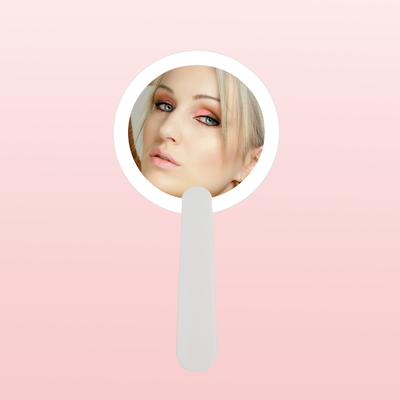Een moeiteloze mooie draagbare opvouwbare handheld LED make-up spiegel met UV-printen
