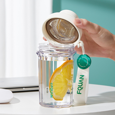Nieuwheid Geschenken Draagbare Plastic Cup 530ml met Filter en touwheffen in 1 kleurenprinter