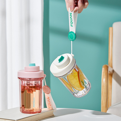 Nieuwheid Geschenken Draagbare Plastic Cup 530ml met Filter en touwheffen in 1 kleurenprinter