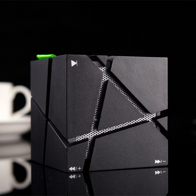 Draadloze Rubik's Cube luidspreker Kleurrijk ontwerp voor alumni relaties en klassenbijeenkomsten