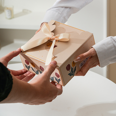 Moedersdagcadeau met handgetekende tulpkoffiekop en -plaat met een hoge esthetische waarde
