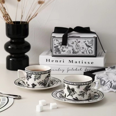 Voeg een beetje kleur toe aan je cadeautjes met deze Franse retro koffiebeker en bord set.
