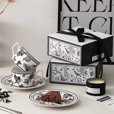 Voeg een beetje kleur toe aan je cadeautjes met deze Franse retro koffiebeker en bord set.