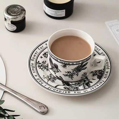 Voeg een beetje kleur toe aan je cadeautjes met deze Franse retro koffiebeker en bord set.