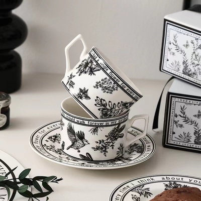 Voeg een beetje kleur toe aan je cadeautjes met deze Franse retro koffiebeker en bord set.