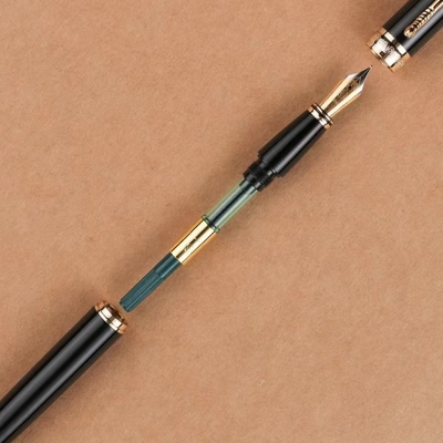 Bedrijfsgeschenk Metalen fontein inktpen met aangepast logo en 1 kleur grafische afdruk