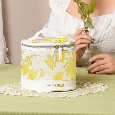 Stijlvolle presentatie cadeautje set grote toiletzak met verborgen bloemencilinder