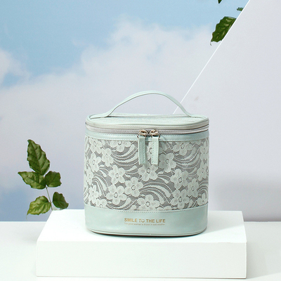 Stijlvolle presentatie cadeautje set grote toiletzak met verborgen bloemencilinder