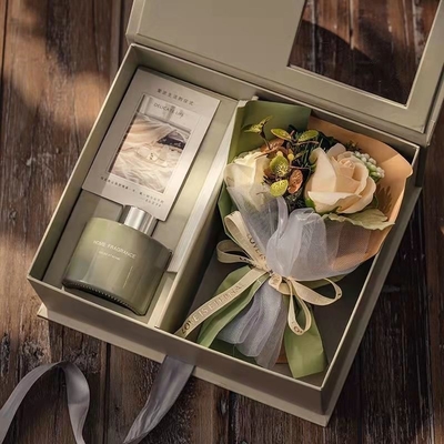 Een cadeau doosje met anjerbloemen Het perfecte cadeau voor leraren en moeders op hun speciale dag