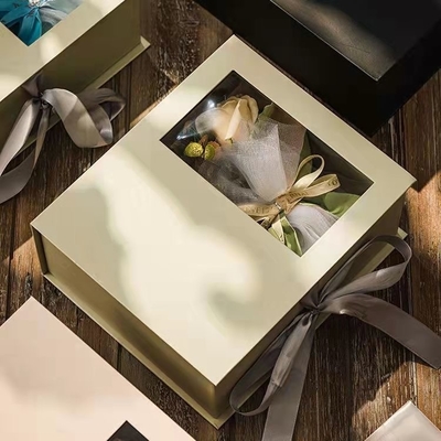 Een cadeau doosje met anjerbloemen Het perfecte cadeau voor leraren en moeders op hun speciale dag