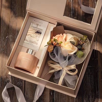 Een cadeau doosje met anjerbloemen Het perfecte cadeau voor leraren en moeders op hun speciale dag