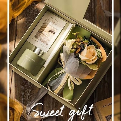 Een cadeau doosje met anjerbloemen Het perfecte cadeau voor leraren en moeders op hun speciale dag