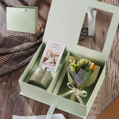Een cadeau doosje met anjerbloemen Het perfecte cadeau voor leraren en moeders op hun speciale dag