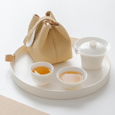 Aanpasbare witte porseleinen bananenblaadje geborduurde thee set perfect voor de eerste april.