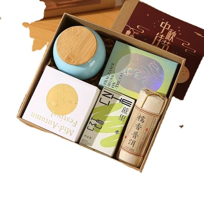 Reizenbureaus aanpakken, medewerkers van het cadeaubedrijf kopen cadeautjes.