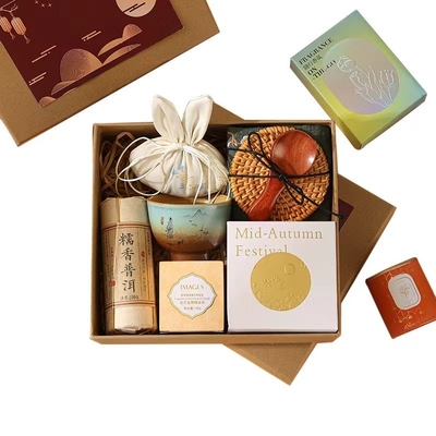 Reizenbureaus aanpakken, medewerkers van het cadeaubedrijf kopen cadeautjes.