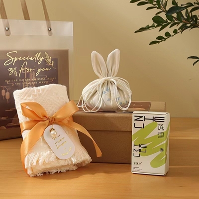 Reizenbureaus aanpakken, medewerkers van het cadeaubedrijf kopen cadeautjes.