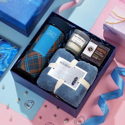Klantenlogo Gepaardgaande handcadeau voor bruidsmeisjes en bruidegom's laatste cadeaubon