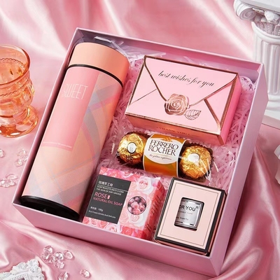 Klantenlogo Gepaardgaande handcadeau voor bruidsmeisjes en bruidegom's laatste cadeaubon
