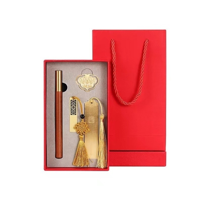 Alumni Relations and Class Reunions Klassieke culturele cadeaubon met houten pen