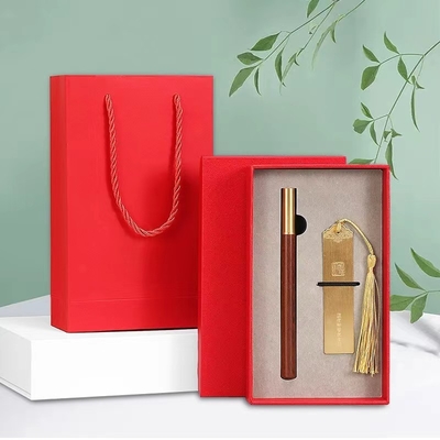 Alumni Relations and Class Reunions Klassieke culturele cadeaubon met houten pen