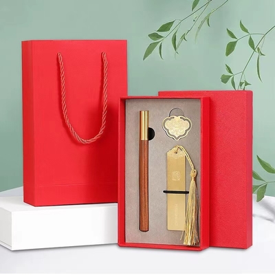 Alumni Relations and Class Reunions Klassieke culturele cadeaubon met houten pen