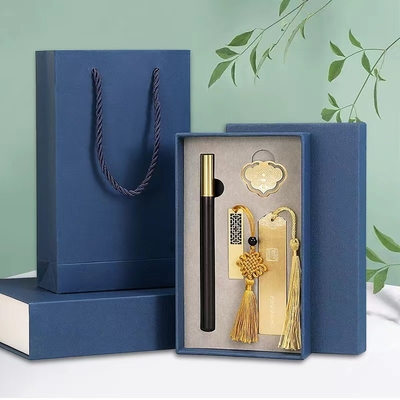 Alumni Relations and Class Reunions Klassieke culturele cadeaubon met houten pen