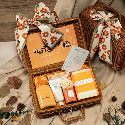 Vine Woven Tote Basket Een Luxe Huwelijkscadeau Voor Alumni Relaties / Klas Reunions