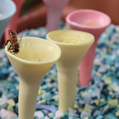 Gepersonaliseerde Kleur Bijen Kolibri Water Dispenser Feed Hars Feed Cup voor de buitentuin