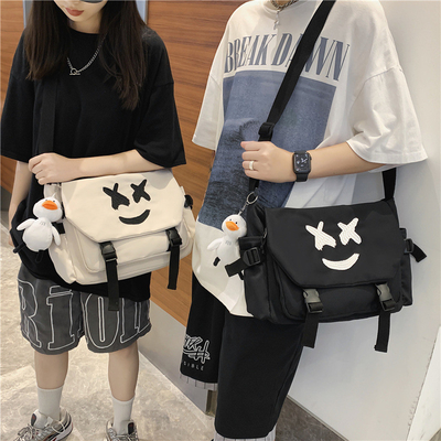 Klantenlogo Forest Style Instagram Smiley Face Bag Een must-have voor casual outings