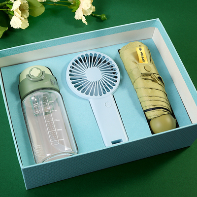 Gepersonaliseerde geslaagde stro glas kleine ventilator en zonnige paraplu zomer evenement essentials