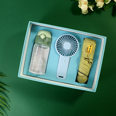 Gepersonaliseerde geslaagde stro glas kleine ventilator en zonnige paraplu zomer evenement essentials