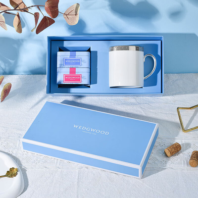 Verras uw klanten met deze platina kant mok en draagbare theeglas cadeaubon set