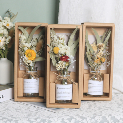 Reisbureau Delight Godin Dag cadeau anjer gedroogde bloemen boeket in glazen fles