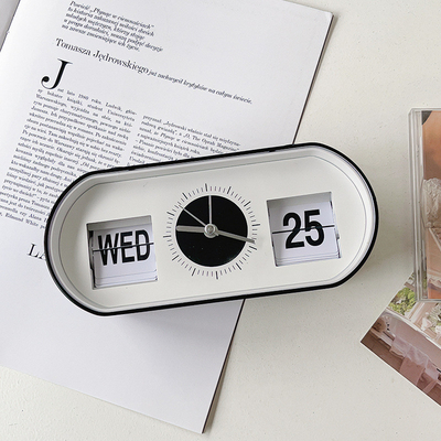 Hotel en resort handleiding knop desktop wekker met creatieve pagina flippen kalender
