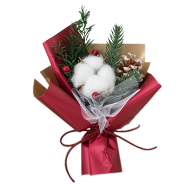 Feestelijk kerstboeket met gedroogde bloemen en katoen