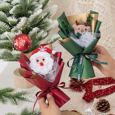 Feestelijk kerstboeket met gedroogde bloemen en katoen