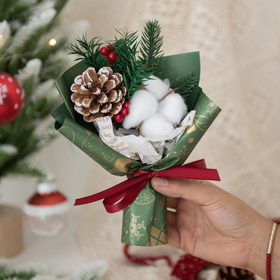 Feestelijk kerstboeket met gedroogde bloemen en katoen