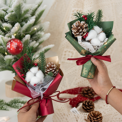Feestelijk kerstboeket met gedroogde bloemen en katoen