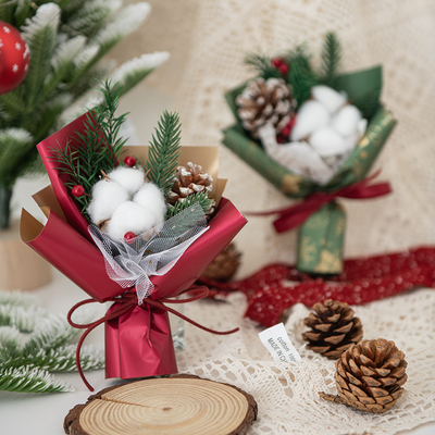 Feestelijk kerstboeket met gedroogde bloemen en katoen