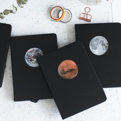 Klantenlogo Minimalistisch Hardcover Zwart Innerlijke Pagina Notebook Houten Planeet Graffiti Zwart Kaartboek Voor Werknemer Geschenk