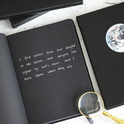 Klantenlogo Minimalistisch Hardcover Zwart Innerlijke Pagina Notebook Houten Planeet Graffiti Zwart Kaartboek Voor Werknemer Geschenk