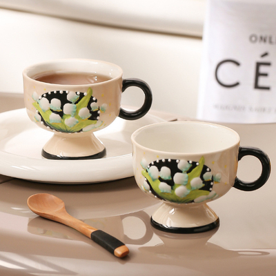 Reisbureau Essentials Handgeschilderde lelie van de vallei Keramische koffiebeker uit Finland